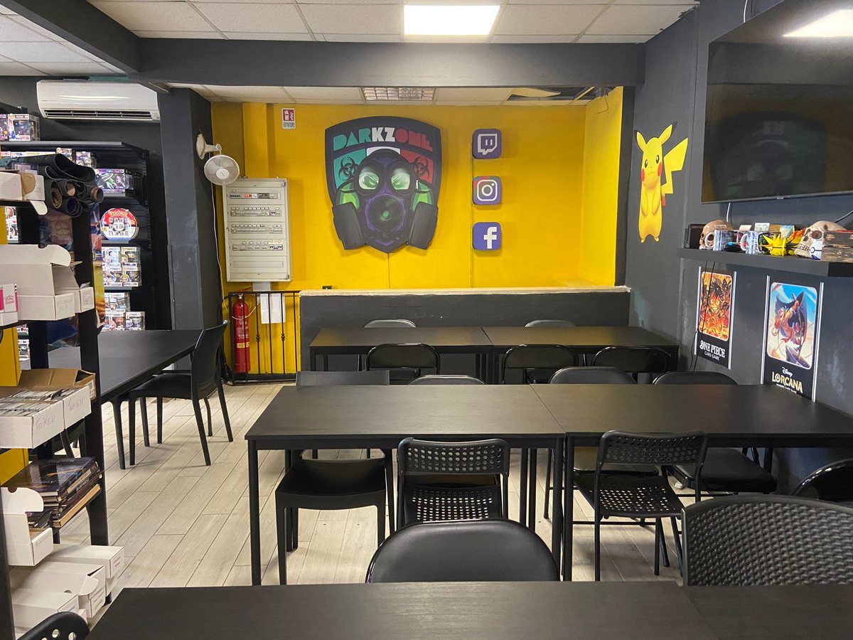 Sala tornei di Dark Zone a Roma con i tavoli da gioco e la parete a tema