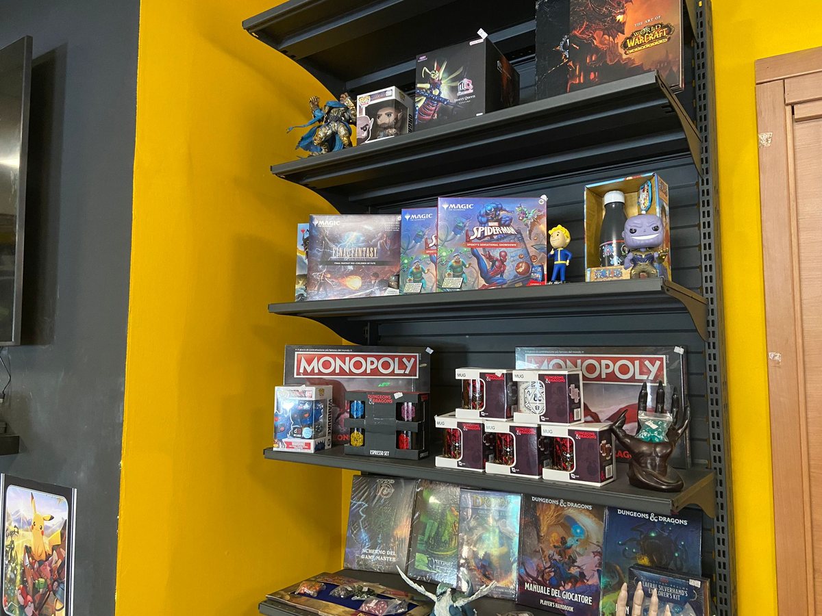 Scaffali di Dark Zone a Roma con giochi da tavolo, Funko Pop e carte