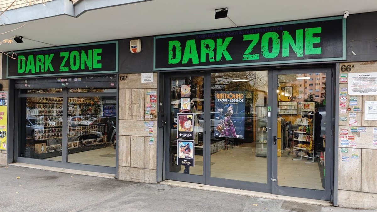 Ingresso del negozio Dark Zone a Roma con l'insegna luminosa