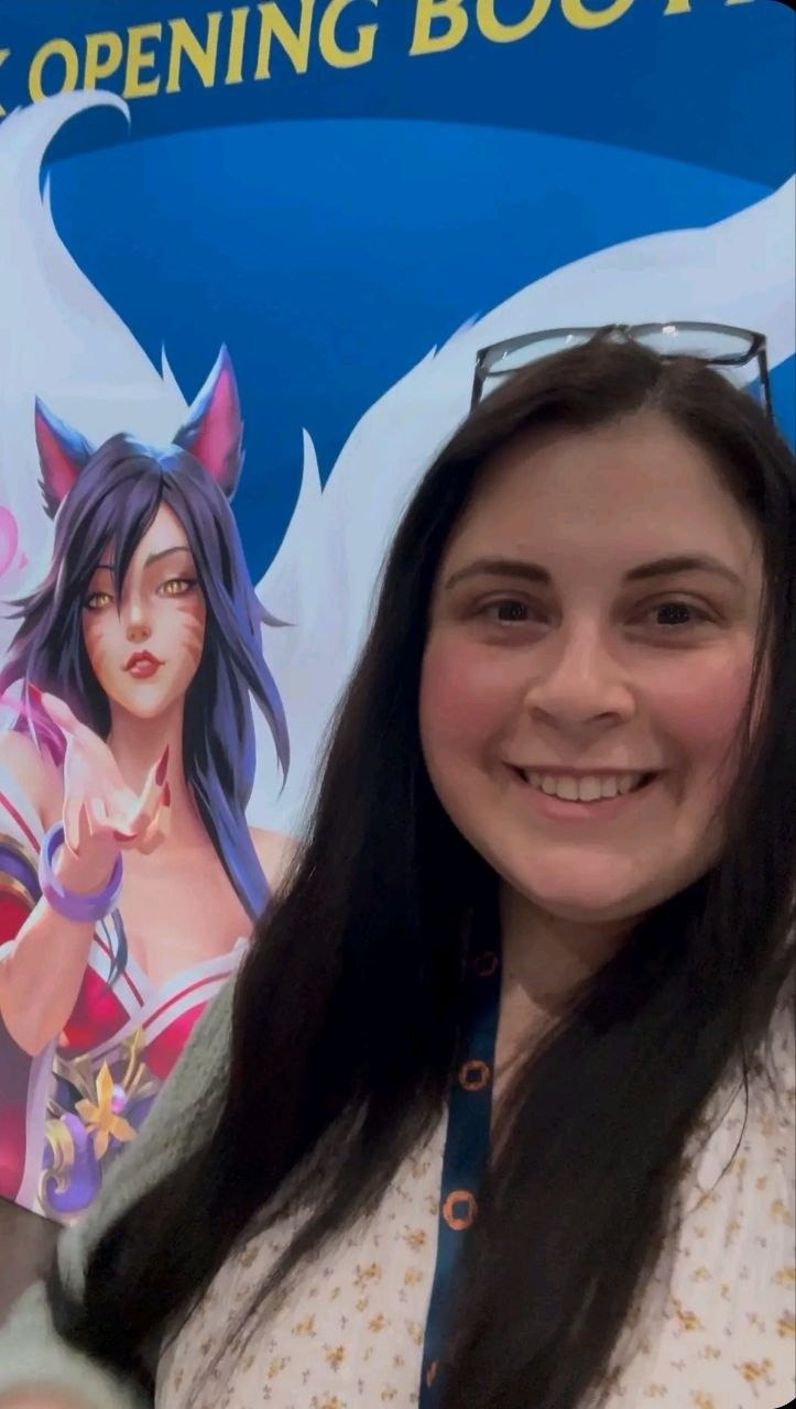 Emmie smiles at the booth of the Riftbound Regional Qualifier in Utrecht