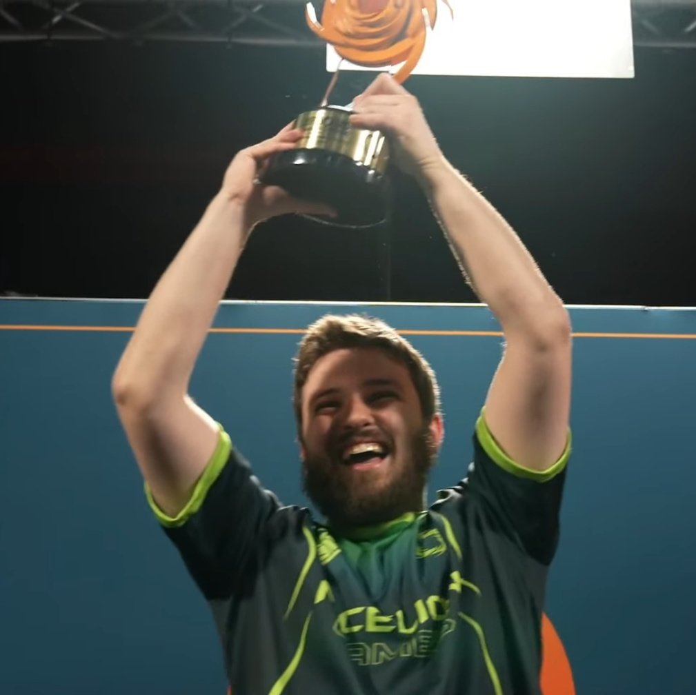 Pedro Bañeres Squirtle lifting the champion trophy at the Riftbound RQ Utrecht