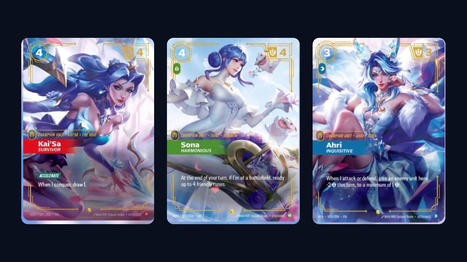 Le carte alt art Crystal Rose di Riftbound Vendetta: Kai'Sa Survivor, Sona Harmonious e Ahri Inquisitive con gli splash delle skin di Wild Rift
