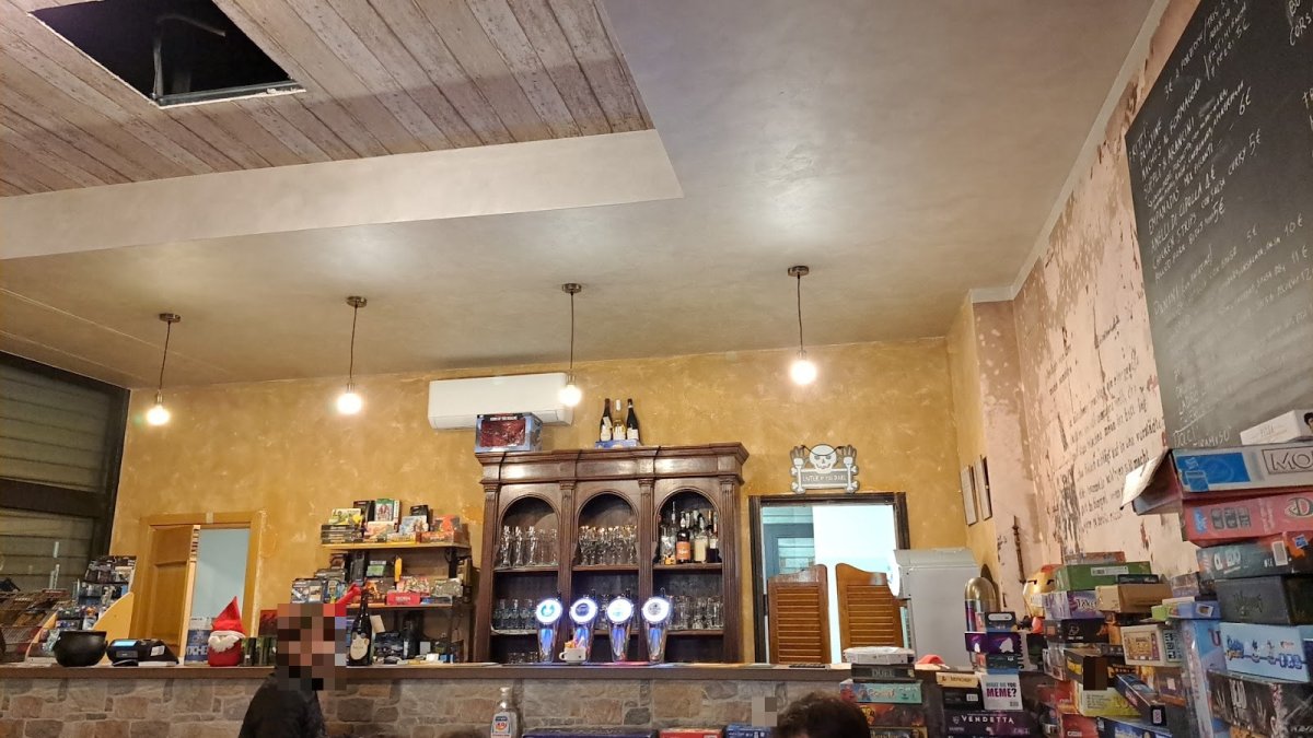 Il bancone di Dragon Legend a Roma con birre artigianali alla spina e giochi da tavolo