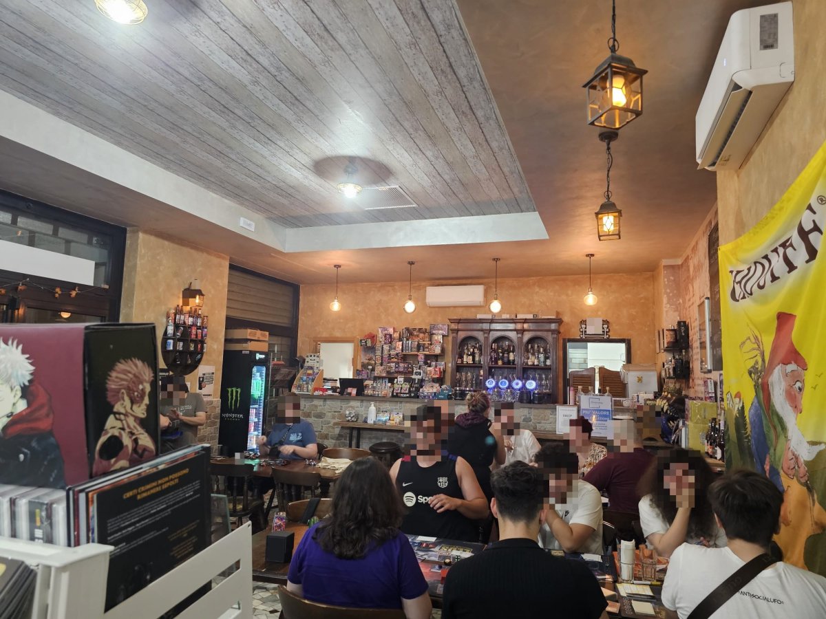 La sala pub di Dragon Legend a Roma con giocatori ai tavoli e bancone con birre alla spina