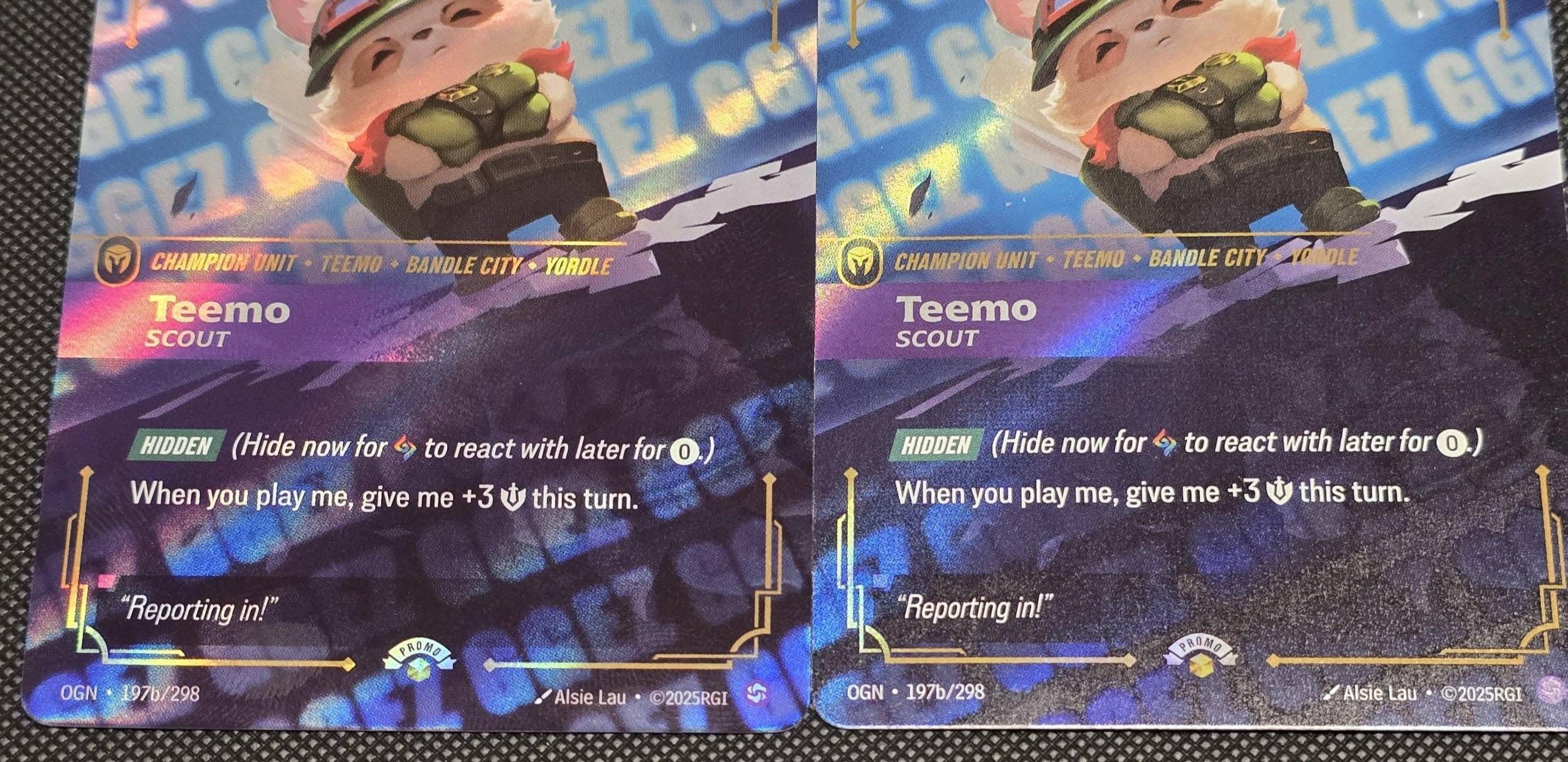 Confronto tra due Teemo Scout GGEZ di Riftbound: la prima edizione a destra e la ristampa a sinistra, con trame foil diverse