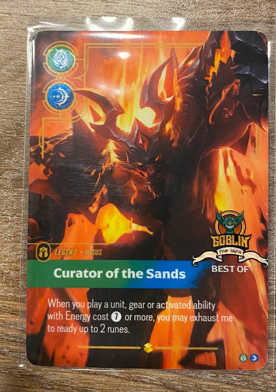 La Best Of di Nasus, Curator of the Sands, fotografata nella bustina protettiva: logo Goblin Oyun Kulübü e fascia Best Of