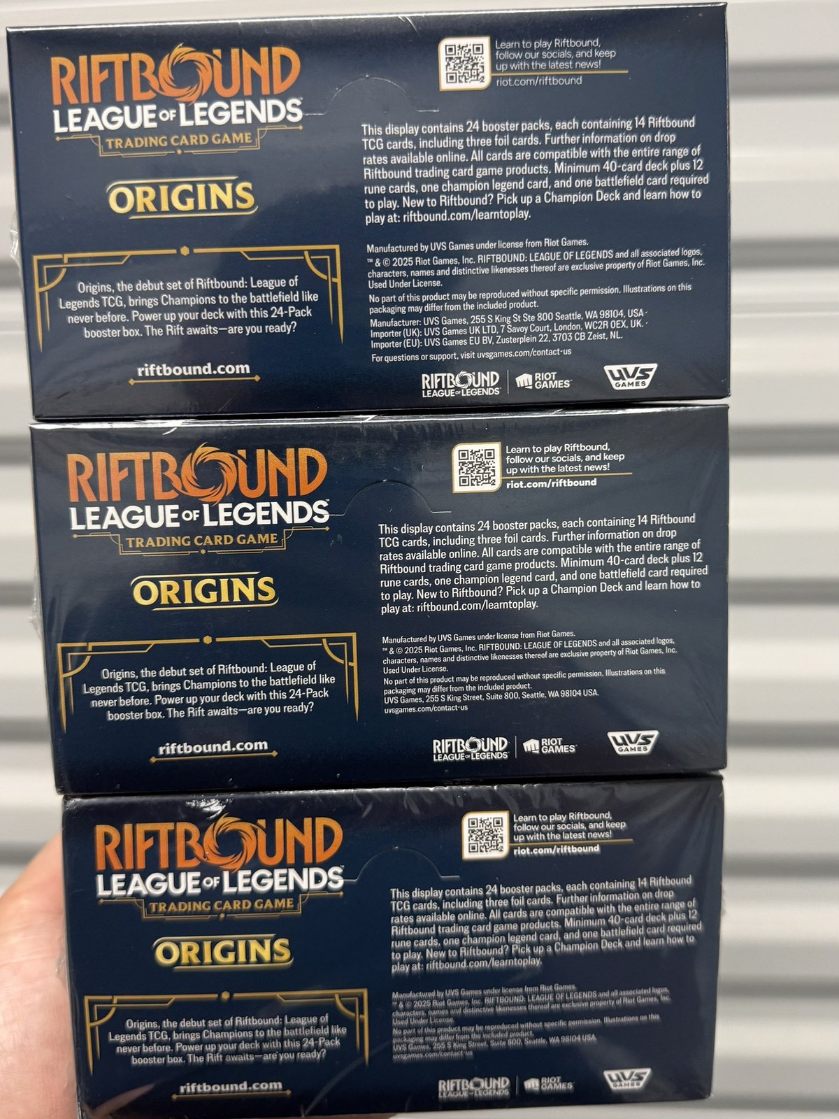Tre box Origins impilati visti dal retro: quello in alto &egrave; wave 2, i due sotto sono wave 1