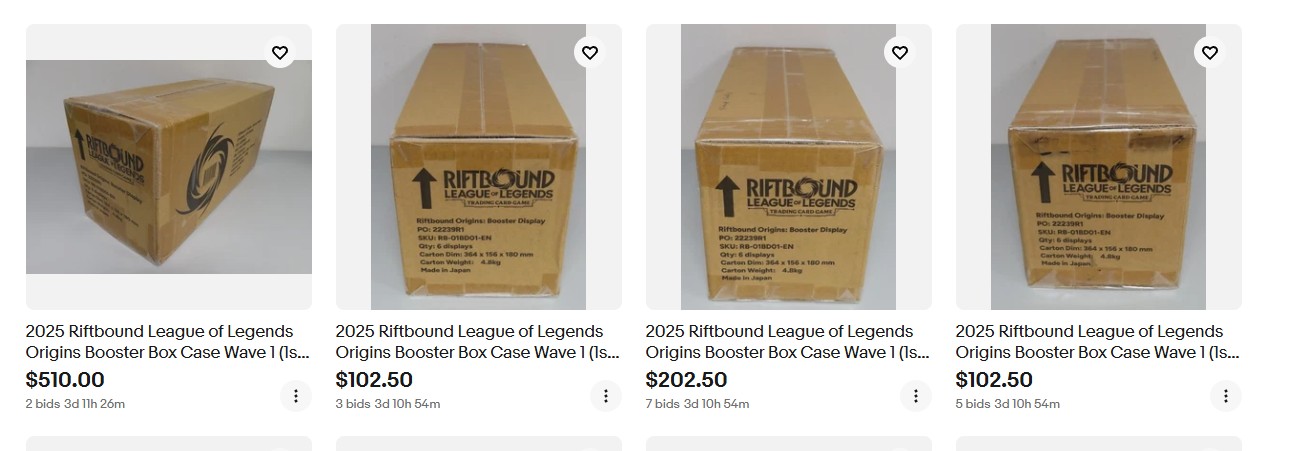 Quattro annunci eBay di case Origins venduti come Wave 1: il cartone marrone con il logo Riftbound e l&rsquo;etichetta con PO, SKU e sei display