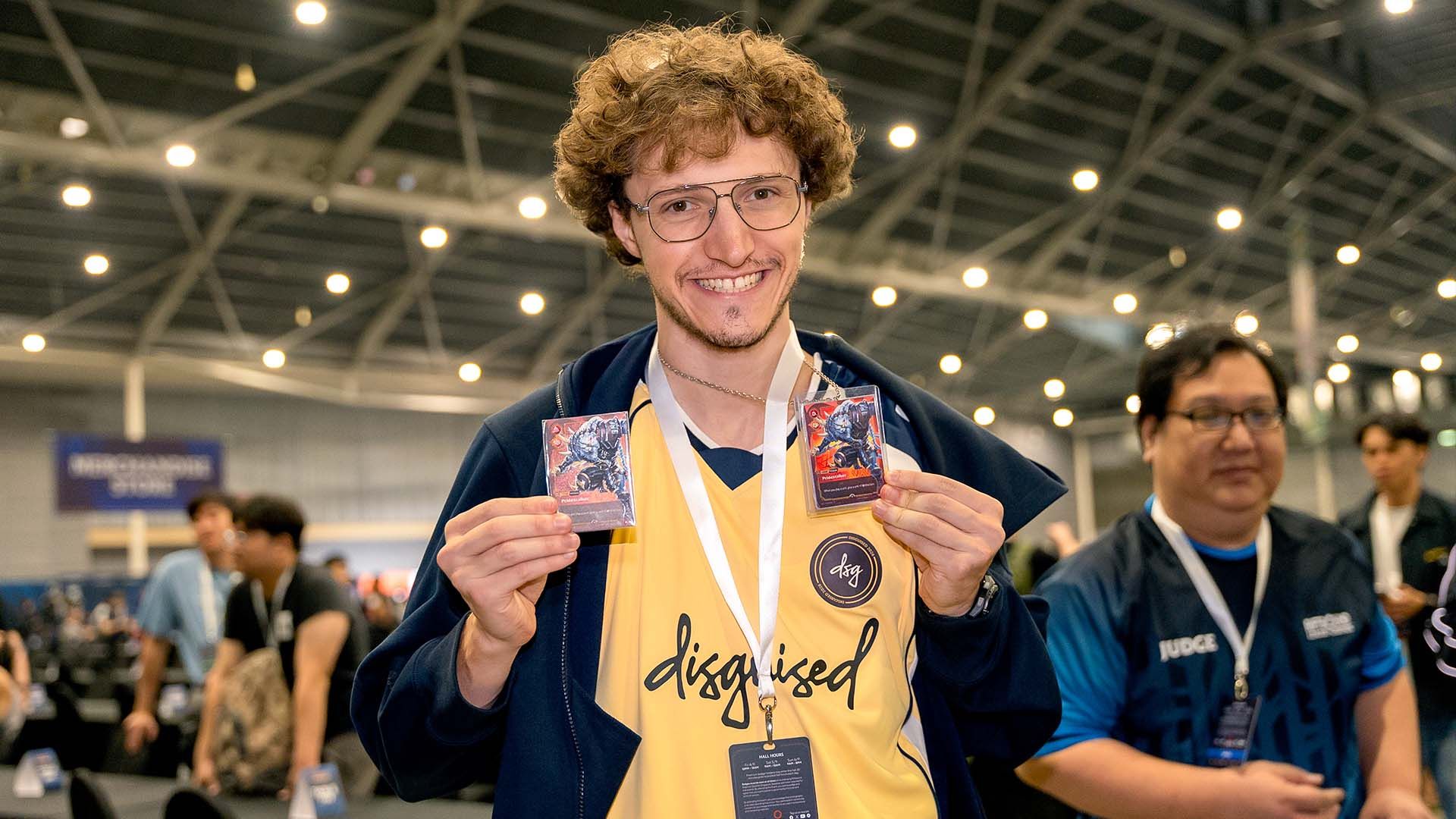 Un giocatore mostra due Plated Legend in metallo vinte a un Regional Qualifier di Riftbound