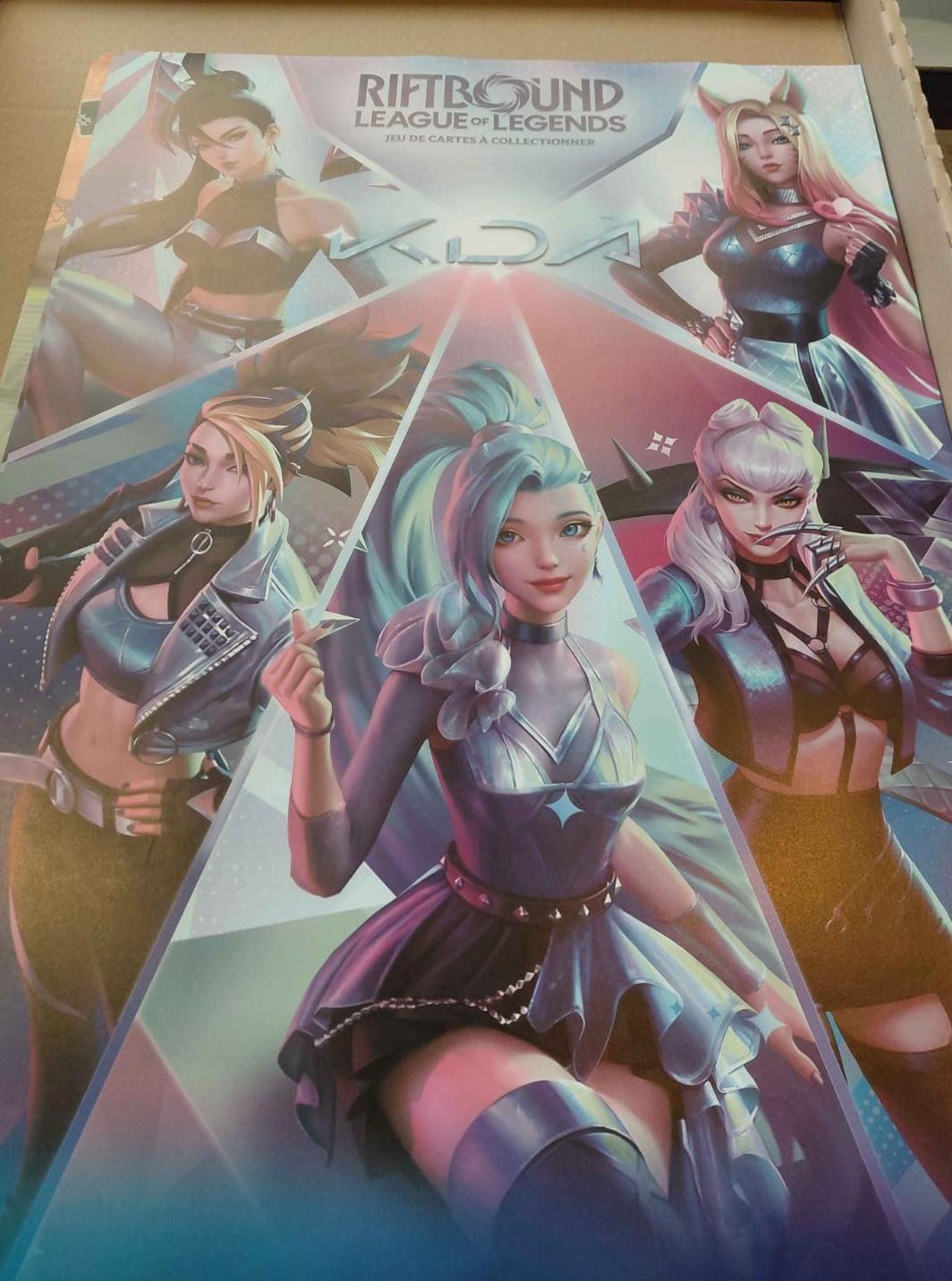 Poster promozionale K/DA di Riftbound Radiance fotografato su Reddit