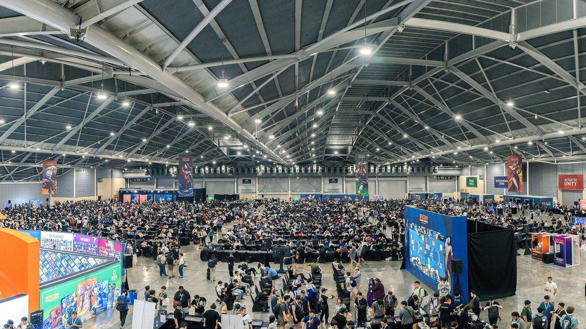 Il padiglione di un Regional Championship di Riftbound, con Prize Wall e Merchandise Store