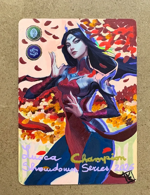 Carta ridipinta a mano da Rekla con la dedica «Lucca Champion Showdown Series 2026»