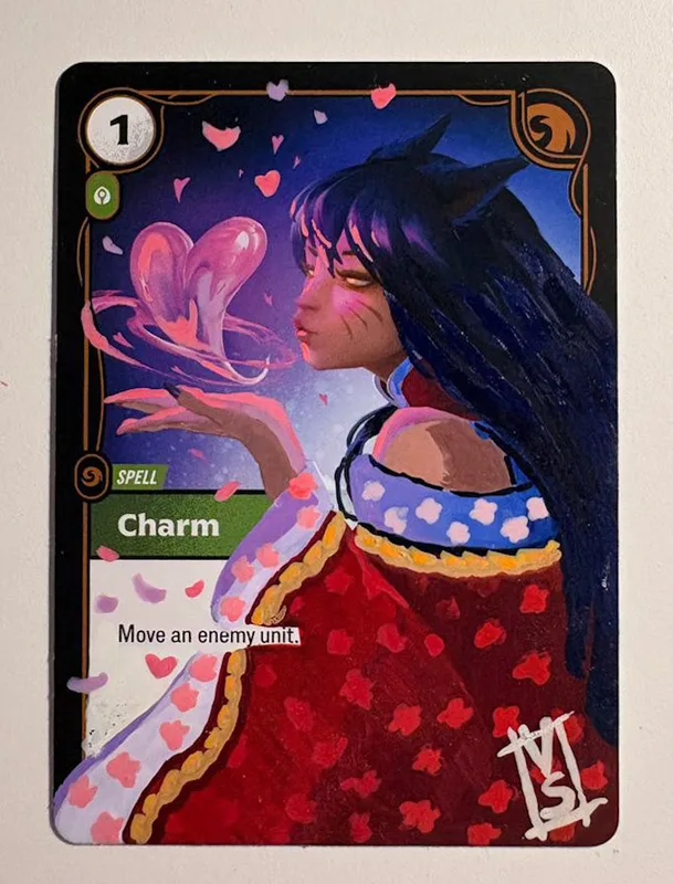 La carta Charm ridipinta a mano da Rekla: Ahri di spalle con il cuore fra le mani