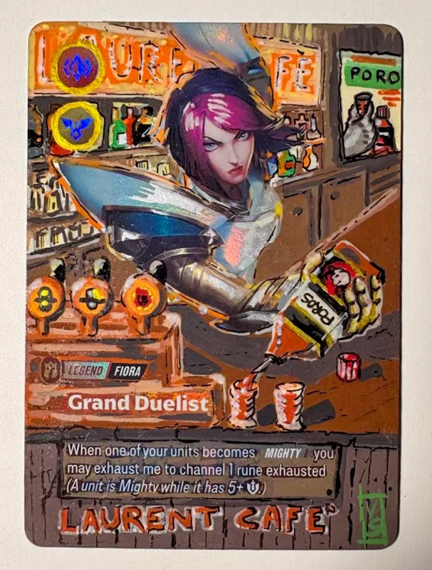 La carta Fiora, Grand Duelist ridipinta a mano da Rekla, con l’insegna Laurent Café