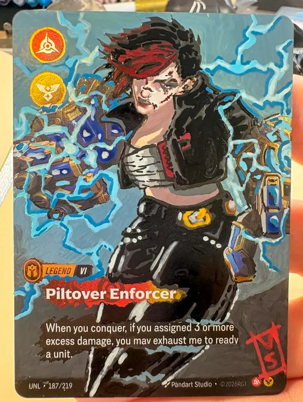 La carta Vi, Piltover Enforcer con l’illustrazione ridipinta a mano da Rekla