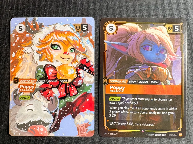 Due carte Poppy affiancate: l’alter dipinto a mano da Rekla e la carta ufficiale