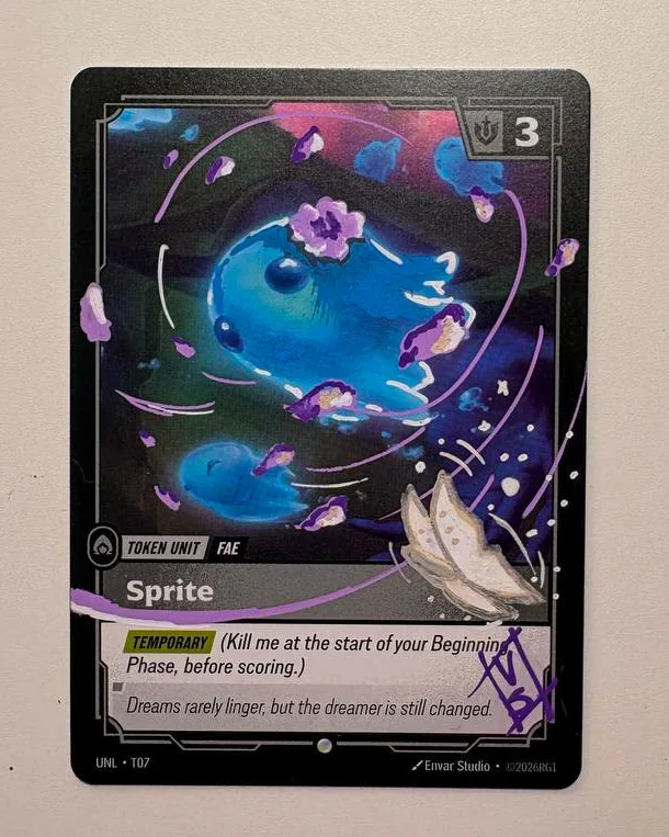 La carta Sprite ridipinta a mano da Rekla, una sfera blu e viola fra le farfalle