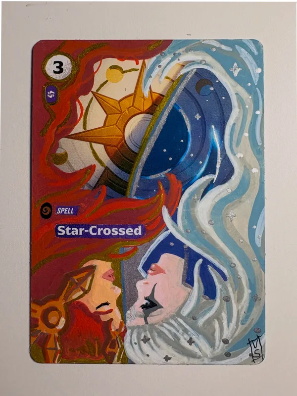 La carta Star-Crossed ridipinta a mano da Rekla, due volti che si sfiorano fra rosso e azzurro